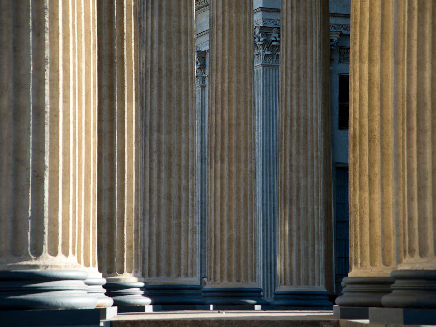 Una firma construida para el compromiso institucional.